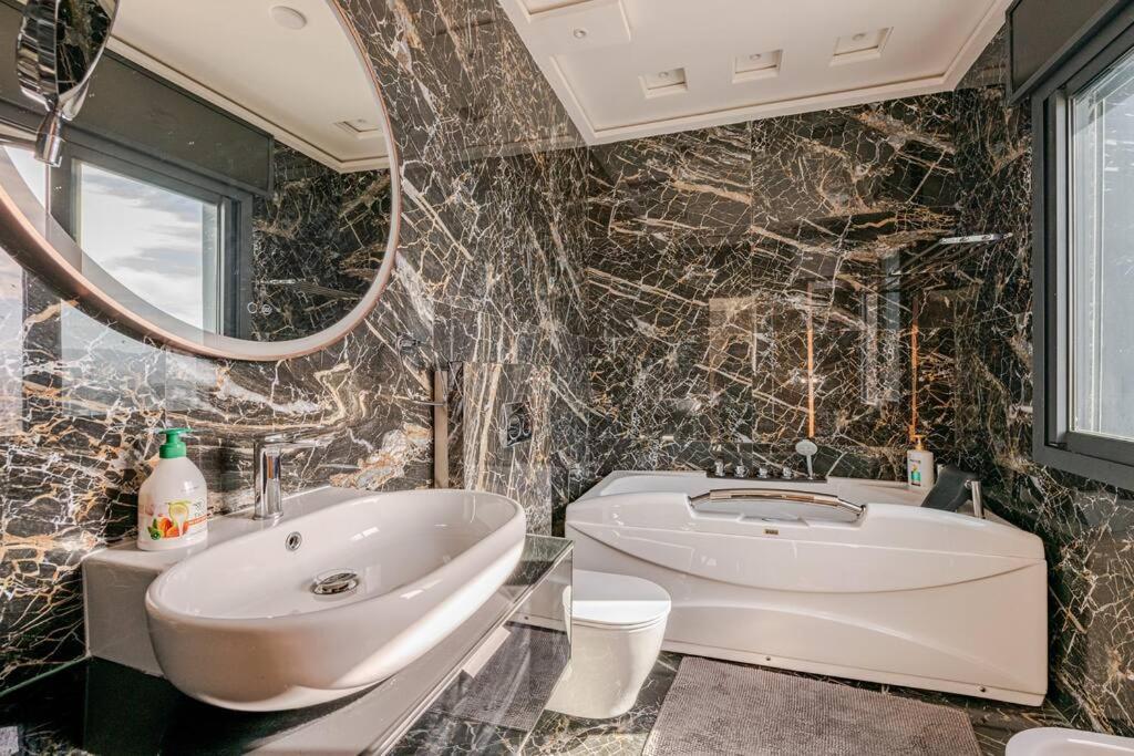 Royale Duplexe Pleine Centre Tanger Apartment Exterior foto